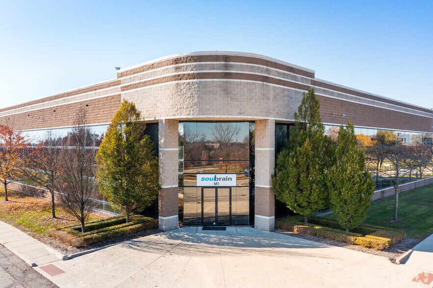 47050 Five Mile Rd, Northville, MI à louer - Photo de l’immeuble – Image 2 sur 24
