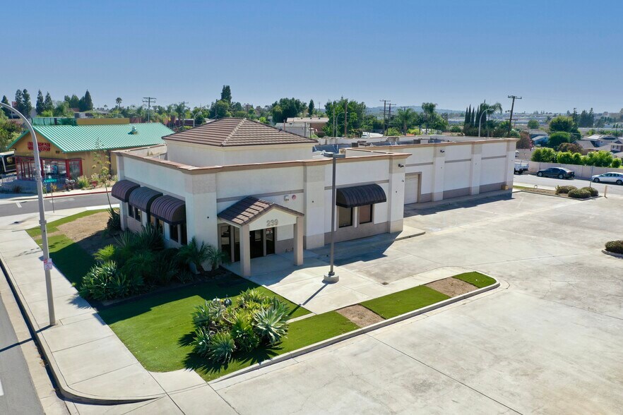 239 N Brea Blvd, Brea, CA à louer - Photo de l’immeuble – Image 2 sur 10