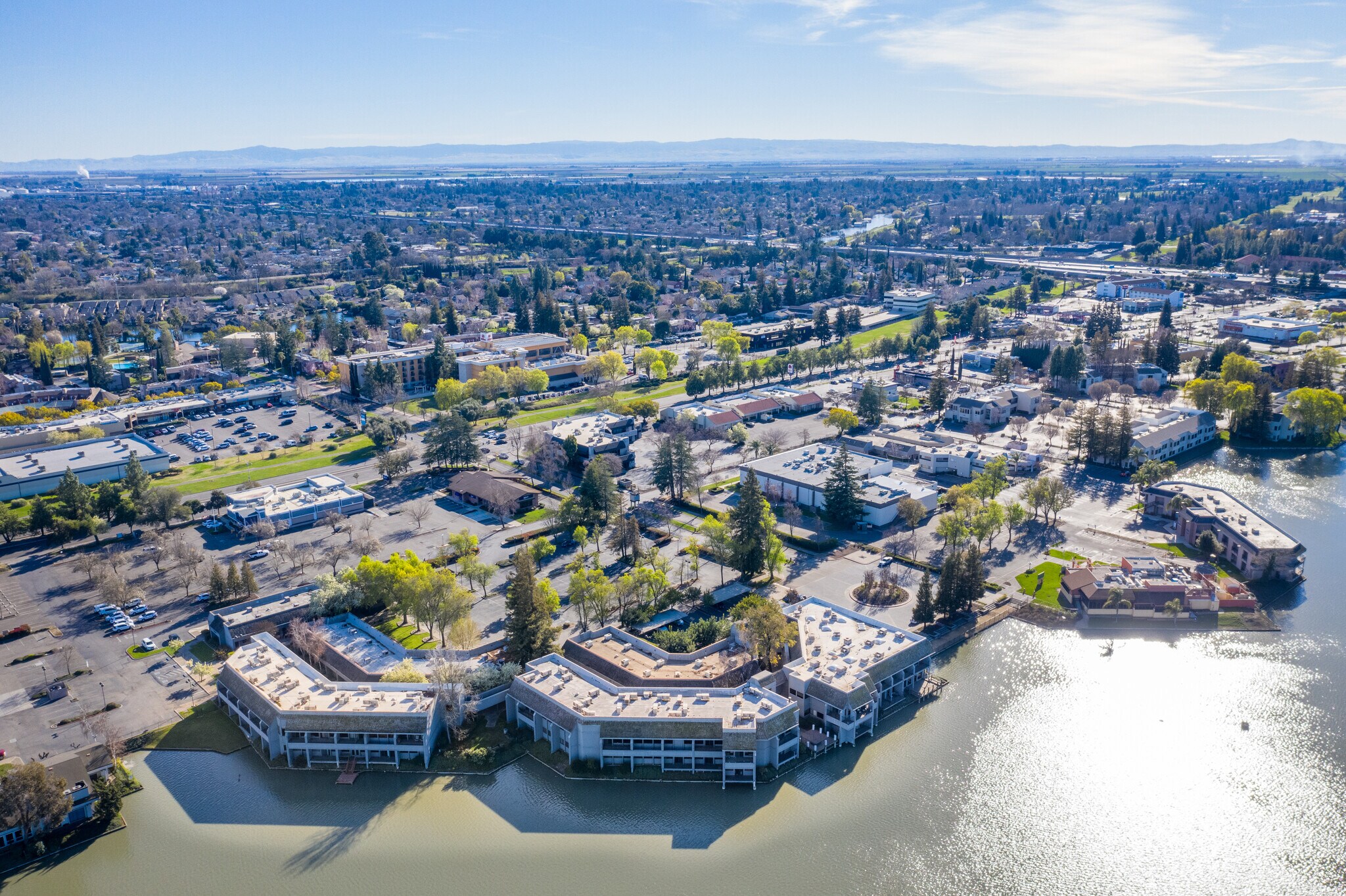 2291 W March Ln, Stockton, CA à louer Photo principale– Image 1 sur 26