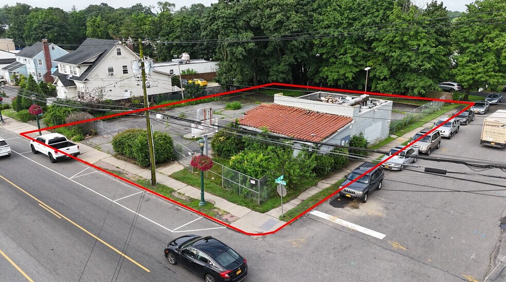 336 Larkfield Rd, East Northport, NY à vendre - Photo de l’immeuble – Image 1 sur 26