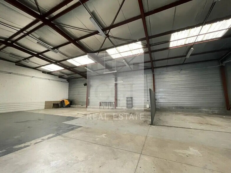 Local d’activités dans Fontaine à louer - Photo intérieure – Image 1 sur 6