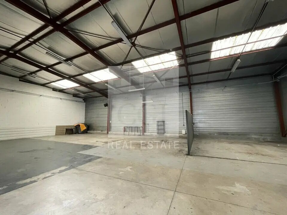 Local d’activités dans Fontaine à louer Photo intérieure– Image 1 sur 7