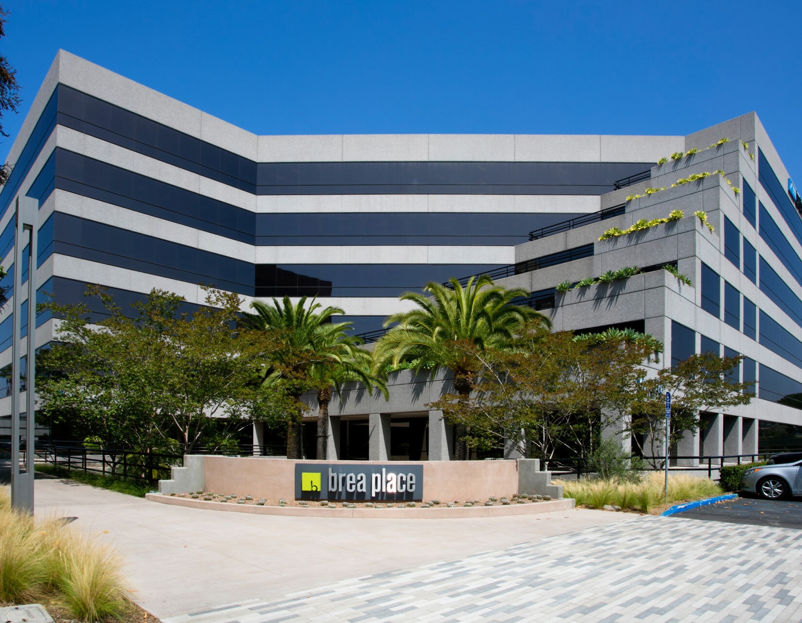 135 S State College Blvd, Brea, CA à louer Photo de l’immeuble– Image 1 sur 5