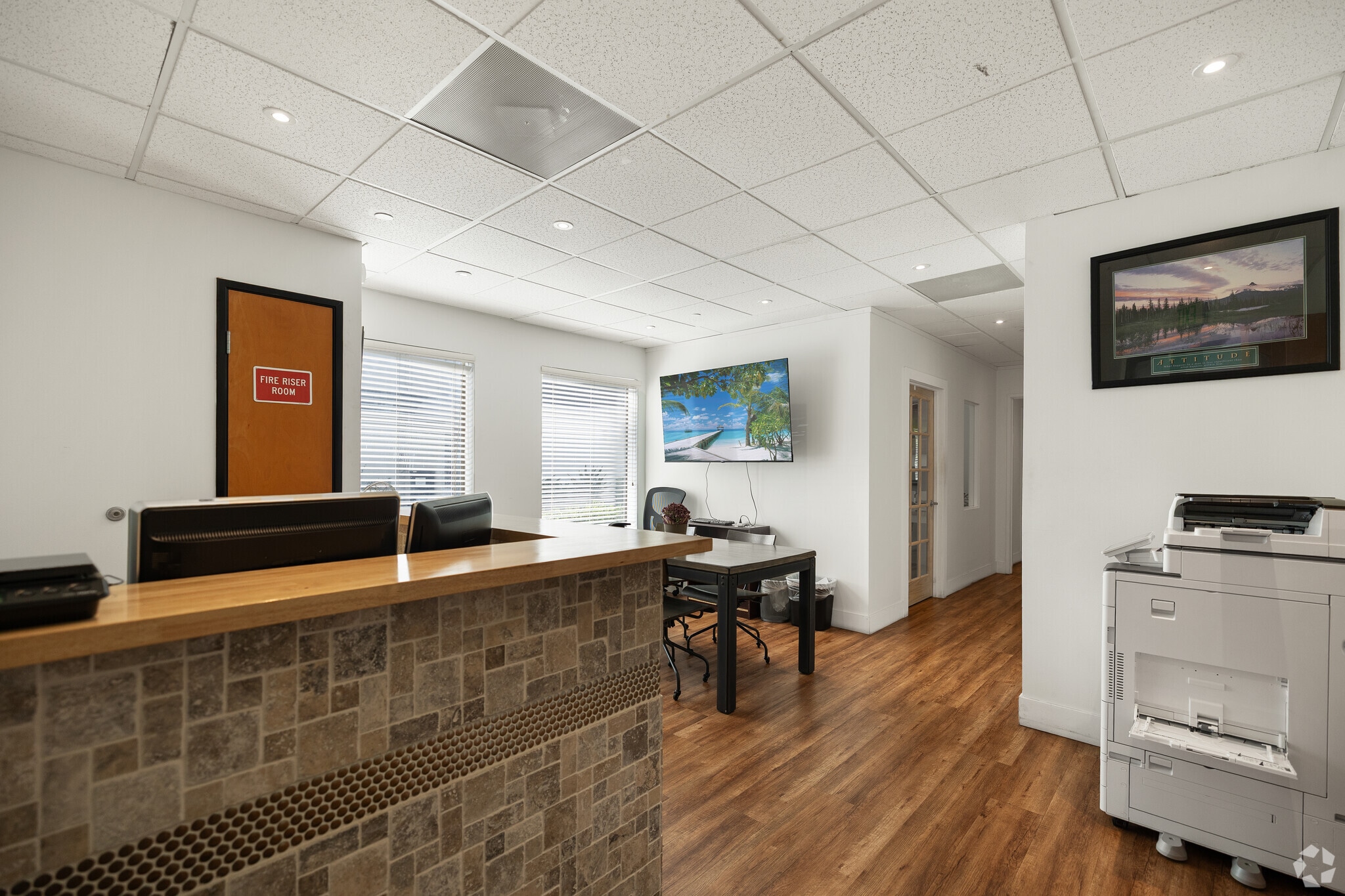 43525 Ridge Park Dr, Temecula, CA à louer Photo de l’immeuble– Image 1 sur 3