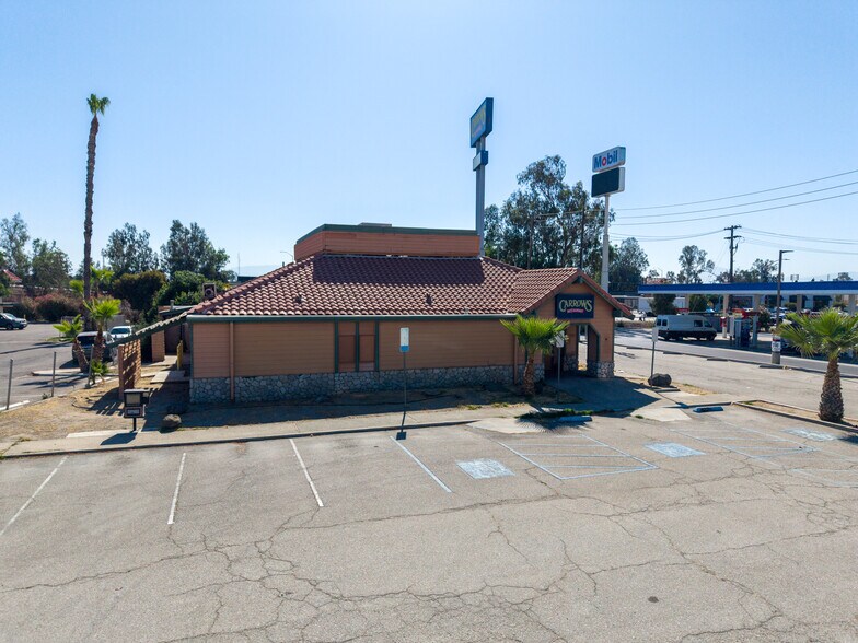 1300 Easton Dr, Bakersfield, CA à louer - Photo de l’immeuble – Image 1 sur 15