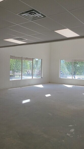 1200 Dolfie Ln, Ennis, TX à louer - Photo de l’immeuble – Image 3 sur 9