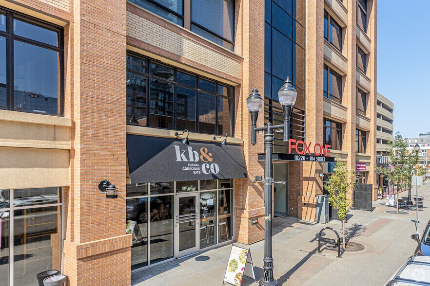 10226 104th St NW, Edmonton, AB à louer - Photo de l’immeuble – Image 3 sur 5