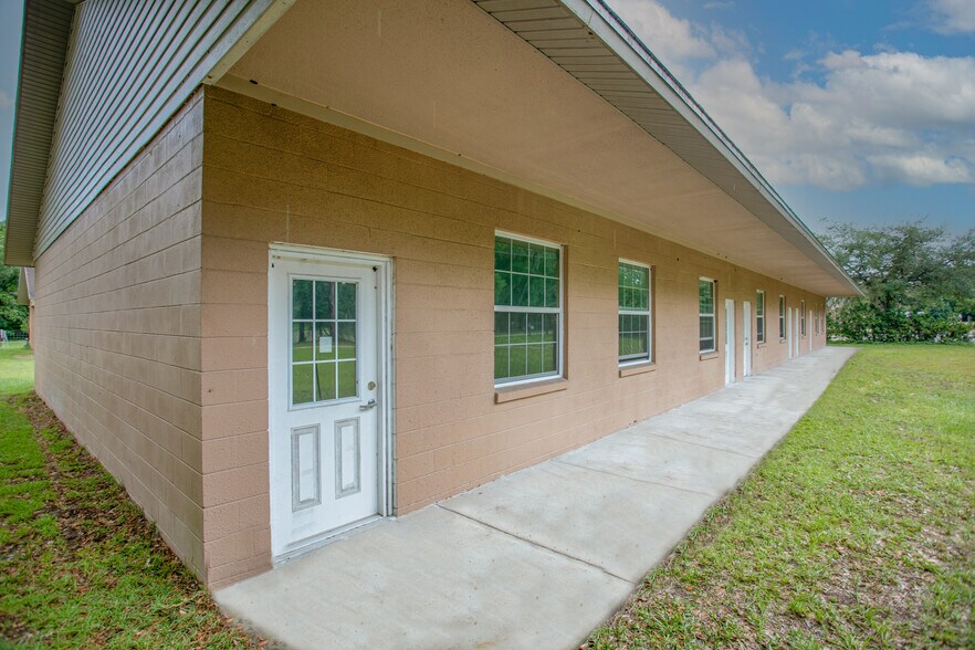 106 Mathe Ave, Interlachen, FL à louer - Photo de l’immeuble – Image 2 sur 16