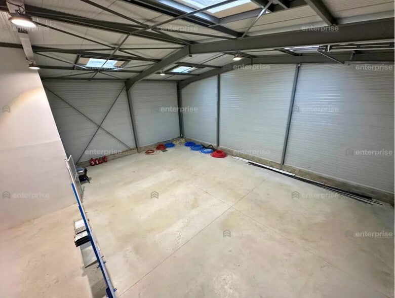 Local d'activités dans Creil à vendre - Photo de l’immeuble – Image 2 sur 8