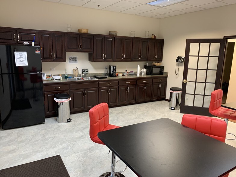 8140 S Cass Ave, Darien, IL à vendre - Photo intérieure – Image 3 sur 16
