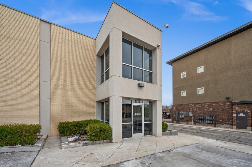 2495-2511 S West Temple, South Salt Lake, UT à louer - Photo de l’immeuble – Image 2 sur 16