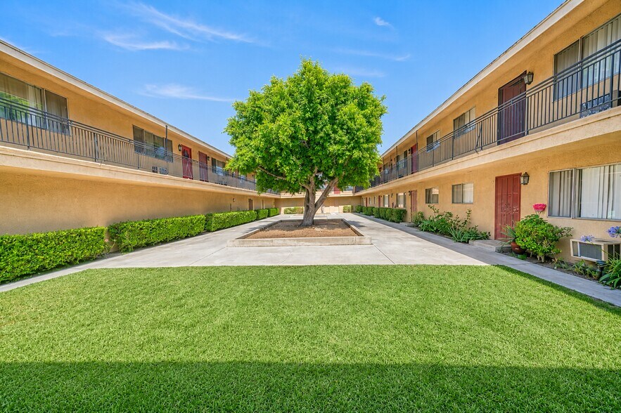 383 Orchid Ln, Pomona, CA à vendre - Photo de l’immeuble – Image 3 sur 47