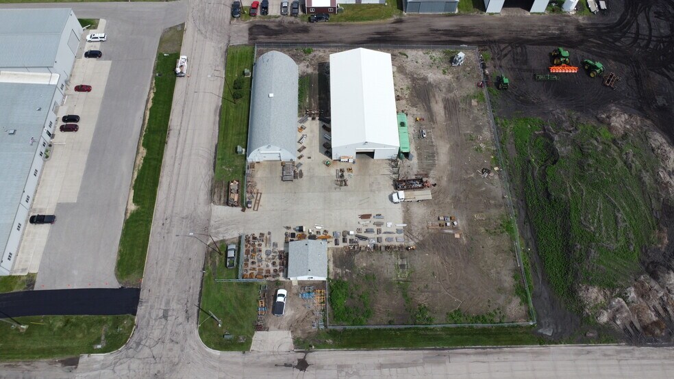 1109 10th St NE, East Grand Forks, MN à vendre - Photo de l’immeuble – Image 2 sur 12