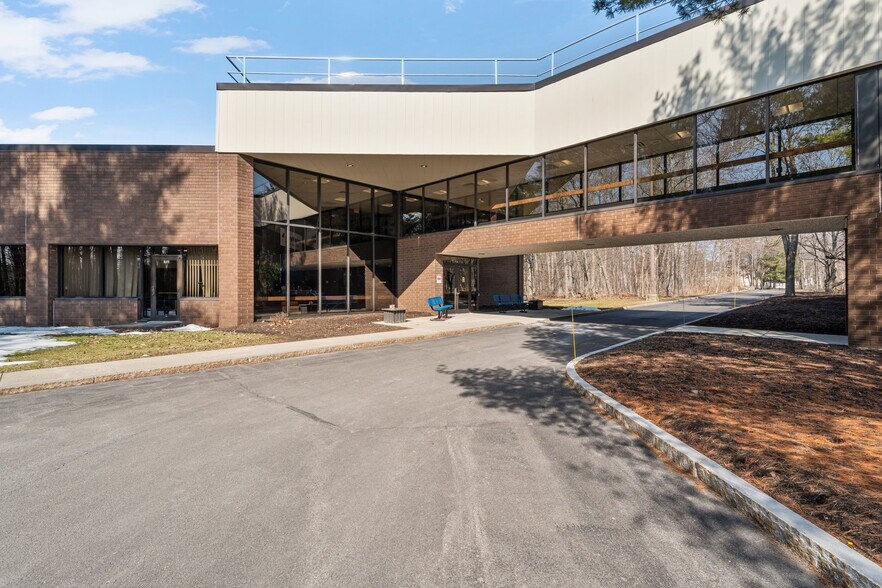 780 Warren Rd, Ithaca, NY à vendre - Photo de l’immeuble – Image 2 sur 2