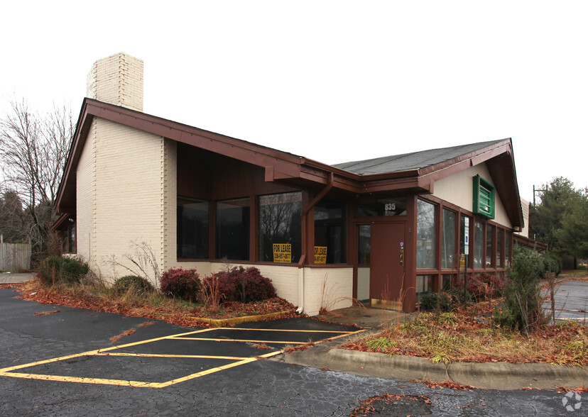 835 S Main St, Kernersville, NC à louer - Photo de l’immeuble – Image 2 sur 4