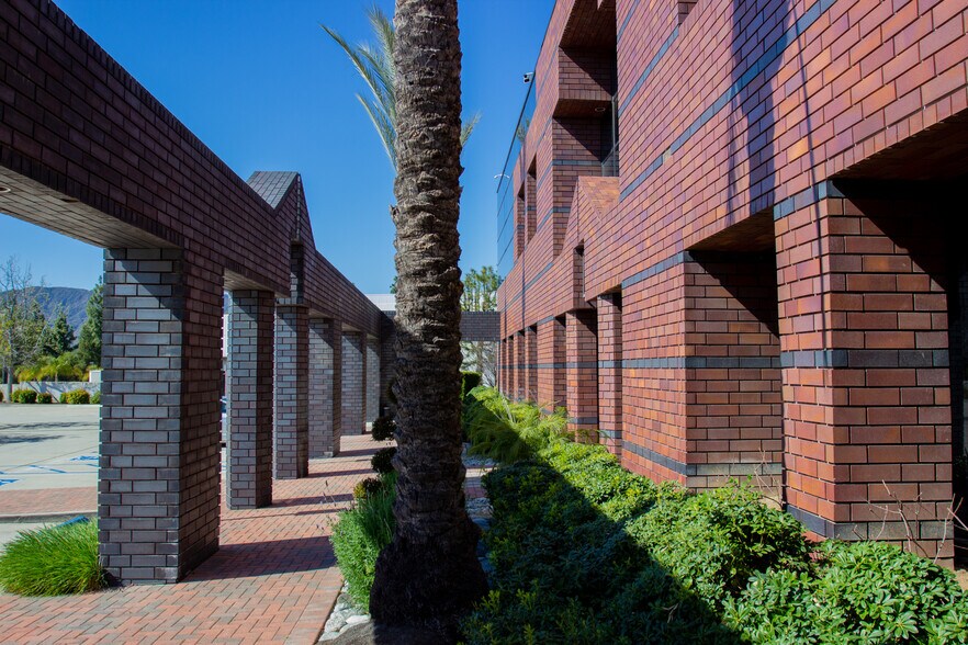 2001 E Financial Way, Glendora, CA à louer - Photo de l’immeuble – Image 3 sur 11