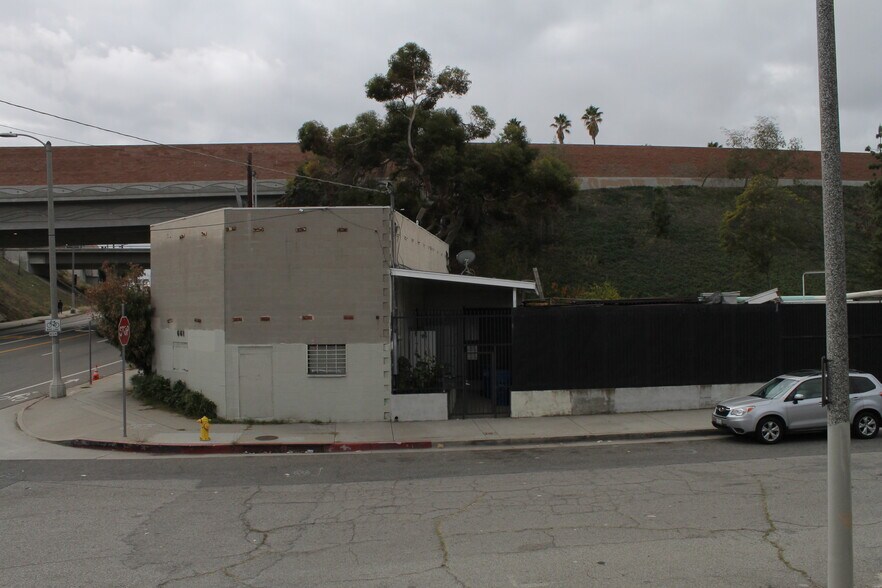 661 N Pacific Ave, San Pedro, CA à vendre - Photo de l’immeuble – Image 3 sur 24