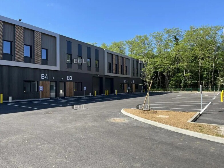 Local d’activités dans Les Mureaux à louer - Photo de l’immeuble – Image 1 sur 5