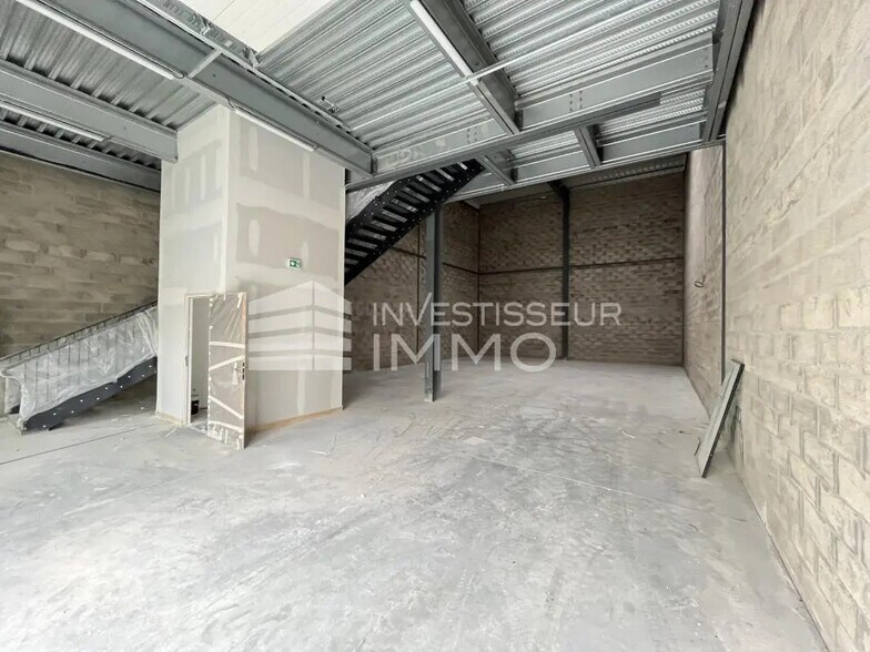 Local d’activités dans Cergy à louer - Photo de l’immeuble – Image 2 sur 5
