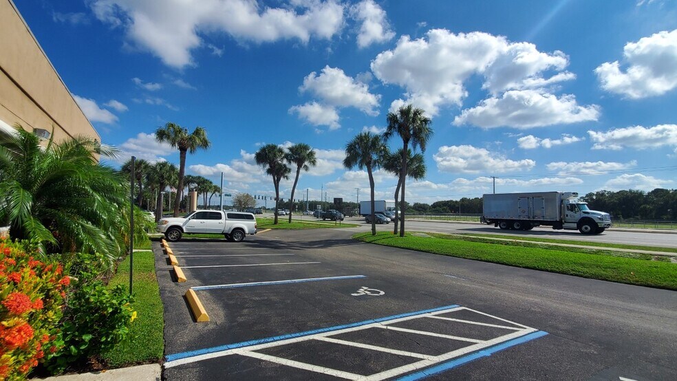 5404 Hoover Blvd, Tampa, FL à louer - Photo de l’immeuble – Image 1 sur 10