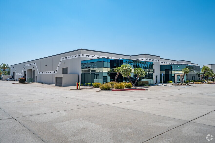 2037-2077 S Vineyard Ave, Ontario, CA à louer - Photo principale – Image 1 sur 29