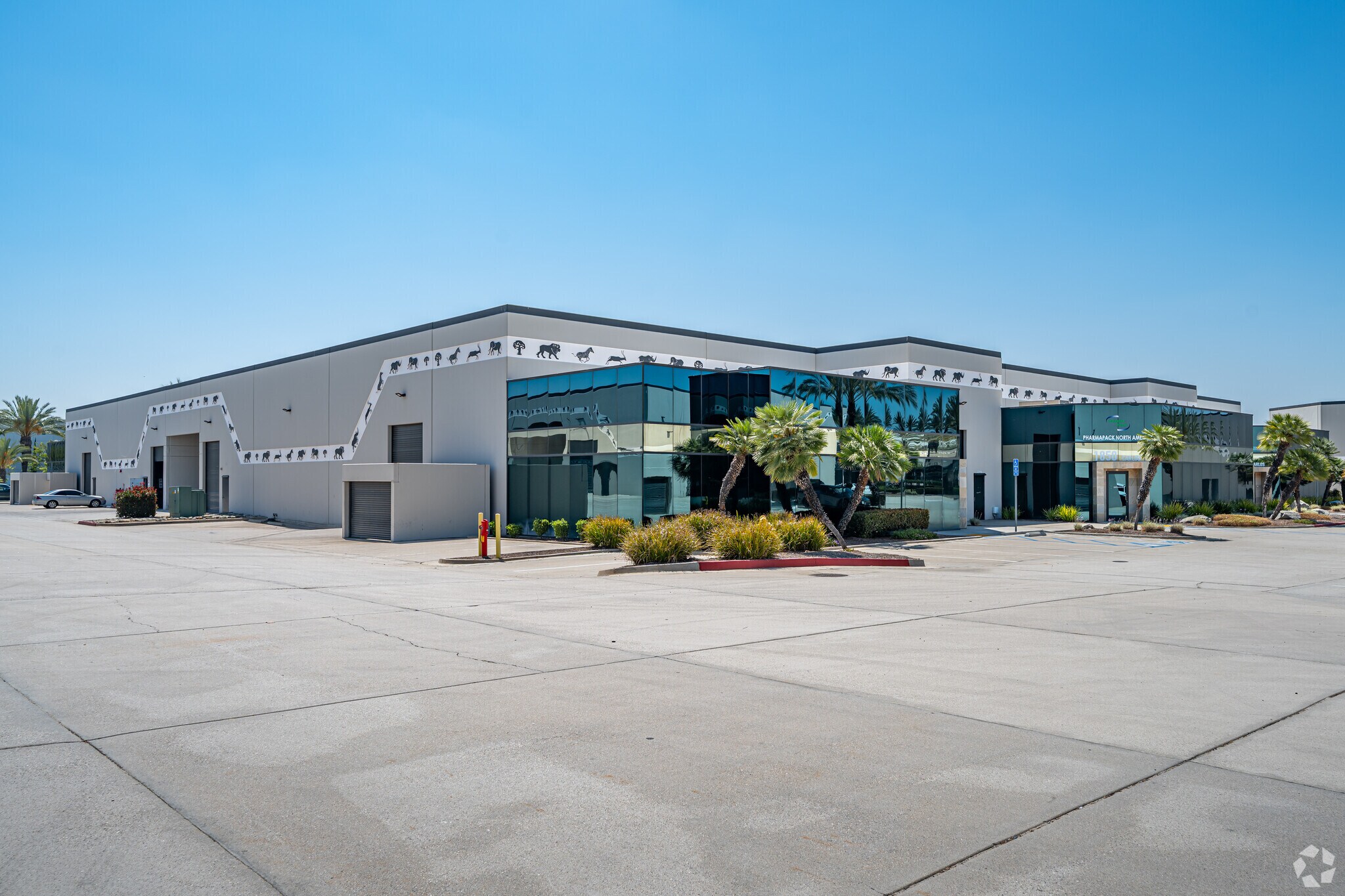 2037-2077 S Vineyard Ave, Ontario, CA à louer Photo principale– Image 1 sur 31