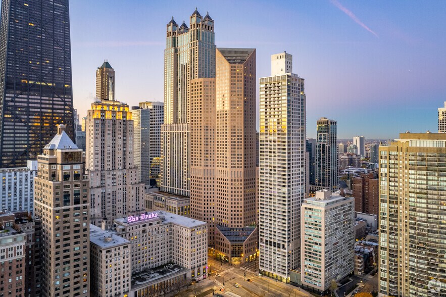 940 N Michigan Ave, Chicago, IL à louer - Photo de l’immeuble – Image 1 sur 23
