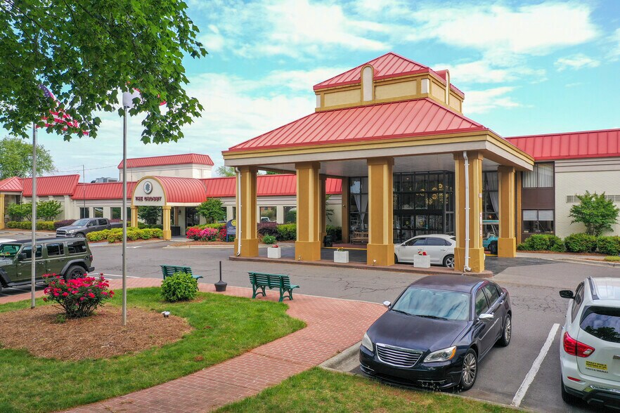 6205 Ramada Dr, Clemmons, NC à vendre - Photo de l’immeuble – Image 1 sur 41