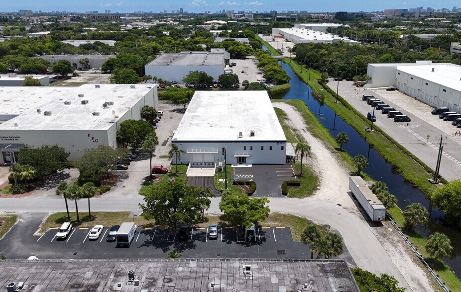 6630 NW 16th Ter, Fort Lauderdale, FL à louer - Photo de l’immeuble – Image 3 sur 31