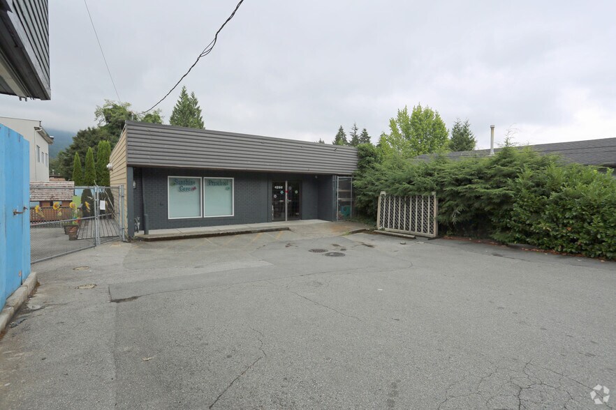 4266 Deep Cove Rd, North Vancouver District, BC à vendre - Photo de l’immeuble – Image 3 sur 4