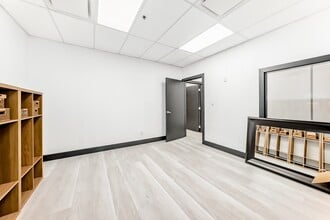 1015 Centre St NW, Calgary, AB à louer Photo intérieure– Image 2 sur 16