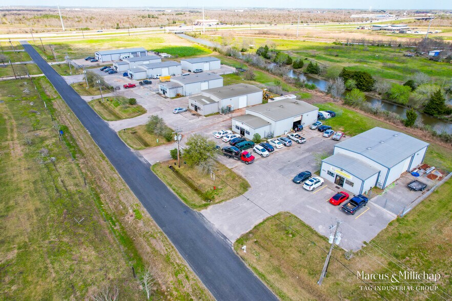 950-1050 N Pine Rd, Texas City, TX à louer - Photo de l’immeuble – Image 3 sur 10
