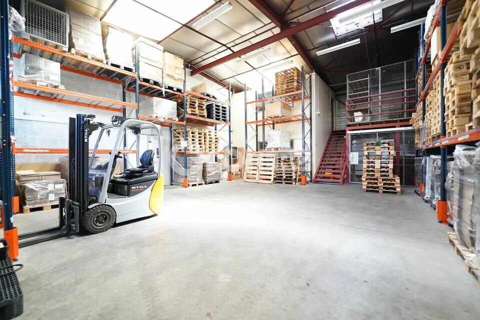 Local d'activités dans Grézieu-la-Varenne à vendre Photo de l’immeuble– Image 1 sur 13