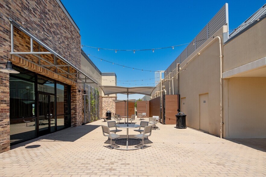 2540-2580 Old Denton Rd, Carrollton, TX à louer - Photo de l’immeuble – Image 3 sur 4