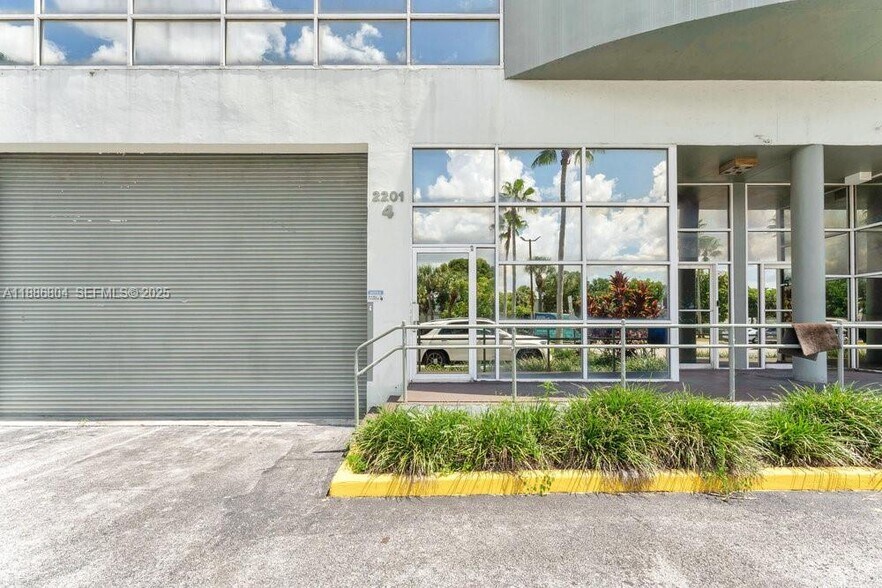 2201 NW 102nd Pl, Miami, FL à vendre - Photo de l’immeuble – Image 3 sur 34