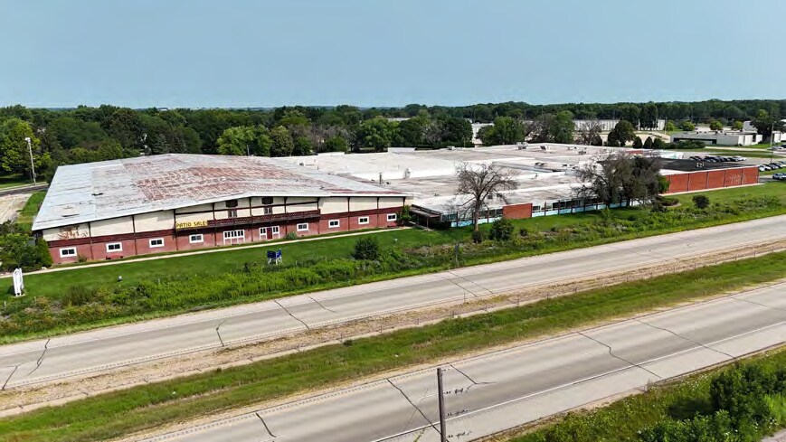 301 Broadway Dr, Sun Prairie, WI à vendre - Photo de l’immeuble – Image 2 sur 14