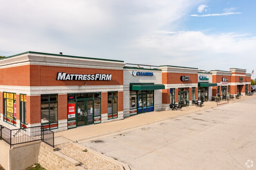 2770 S Highland Ave, Lombard, IL à louer - Photo de l’immeuble – Image 1 sur 4