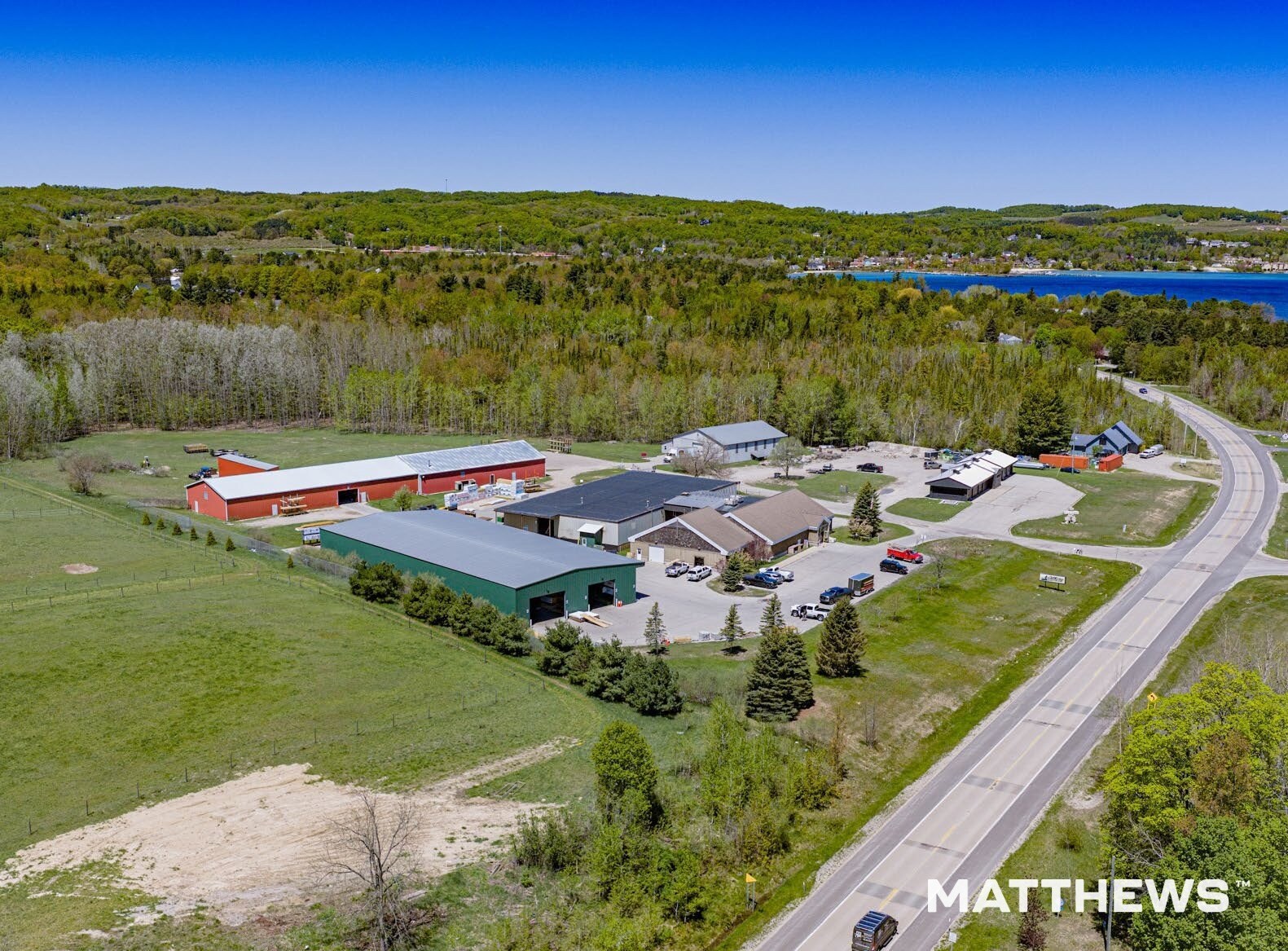 1480 SW Bayshore Dr, Suttons Bay, MI à vendre Photo de l’immeuble– Image 1 sur 4