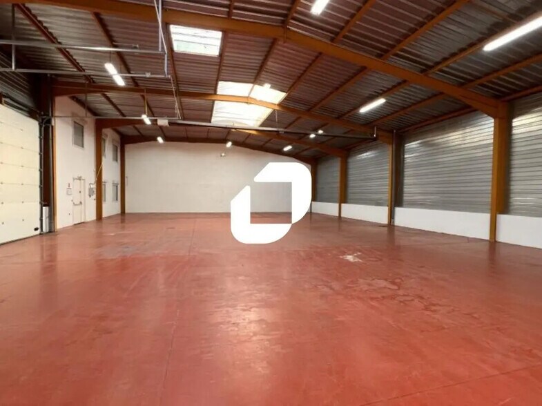 Local d’activités dans Vénissieux à louer - Photo de l’immeuble – Image 2 sur 9