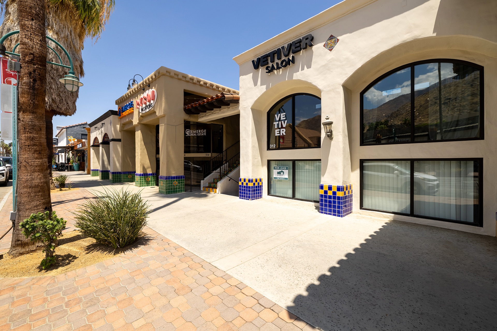 310-320 N Palm Canyon Dr, Palm Springs, CA à louer Photo de l’immeuble– Image 1 sur 8