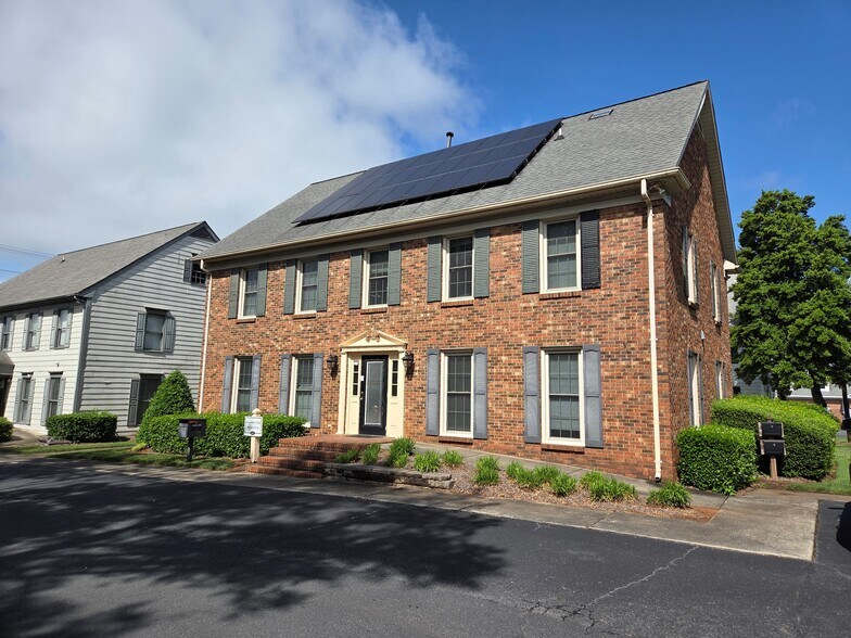 5513 Monroe Rd, Charlotte, NC à vendre - Photo principale – Image 1 sur 19