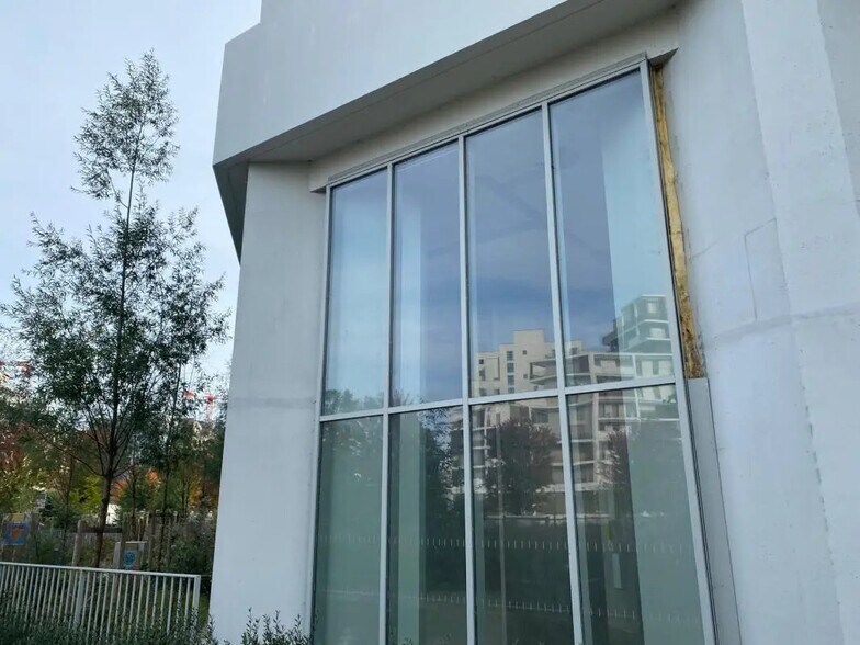 Local commercial dans Ivry-sur-Seine à louer - Photo de l’immeuble – Image 2 sur 7