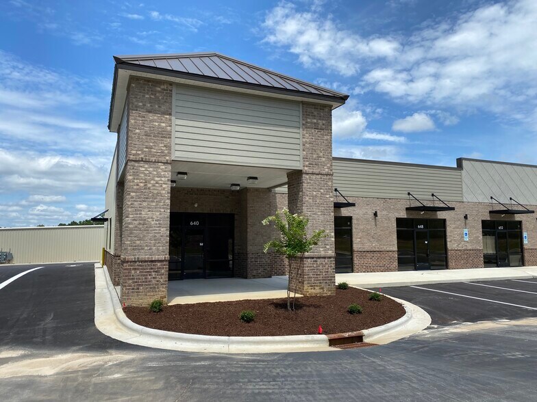 640-668 Shell Dr, Spring Lake, NC à louer - Photo de l’immeuble – Image 2 sur 19