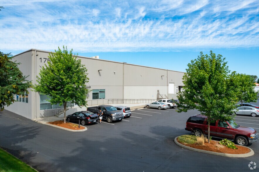 19005 64th Ave S, Kent, WA à louer - Photo de l’immeuble – Image 1 sur 11