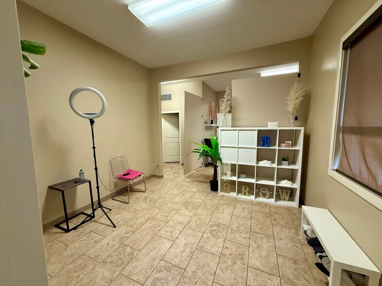 9005 127 Av NW, Edmonton, AB à louer - Photo de l’immeuble – Image 3 sur 5