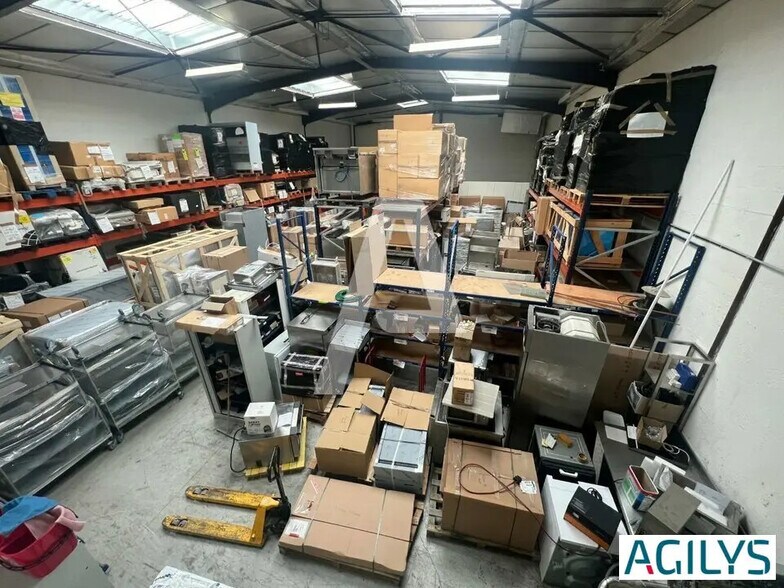 Local d’activités dans Pontault-Combault à louer - Photo de l’immeuble – Image 2 sur 5