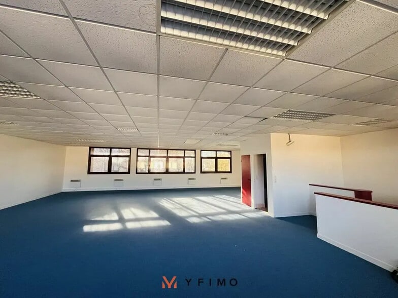 Local d’activités dans Voisins-le-Bretonneux à louer - Photo de l’immeuble – Image 3 sur 5