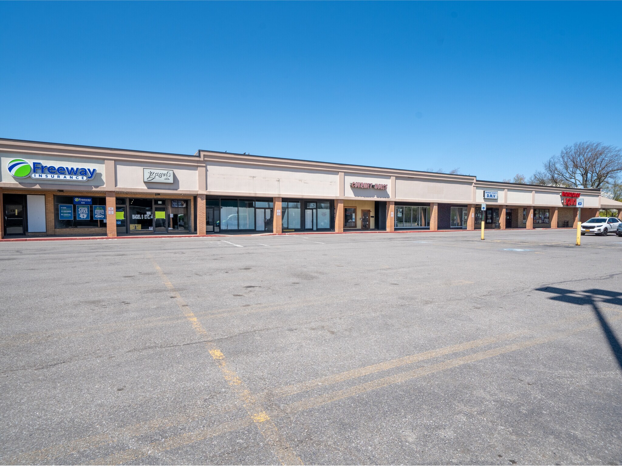 525 Titus Ave, Irondequoit, NY à louer Photo principale– Image 1 sur 28