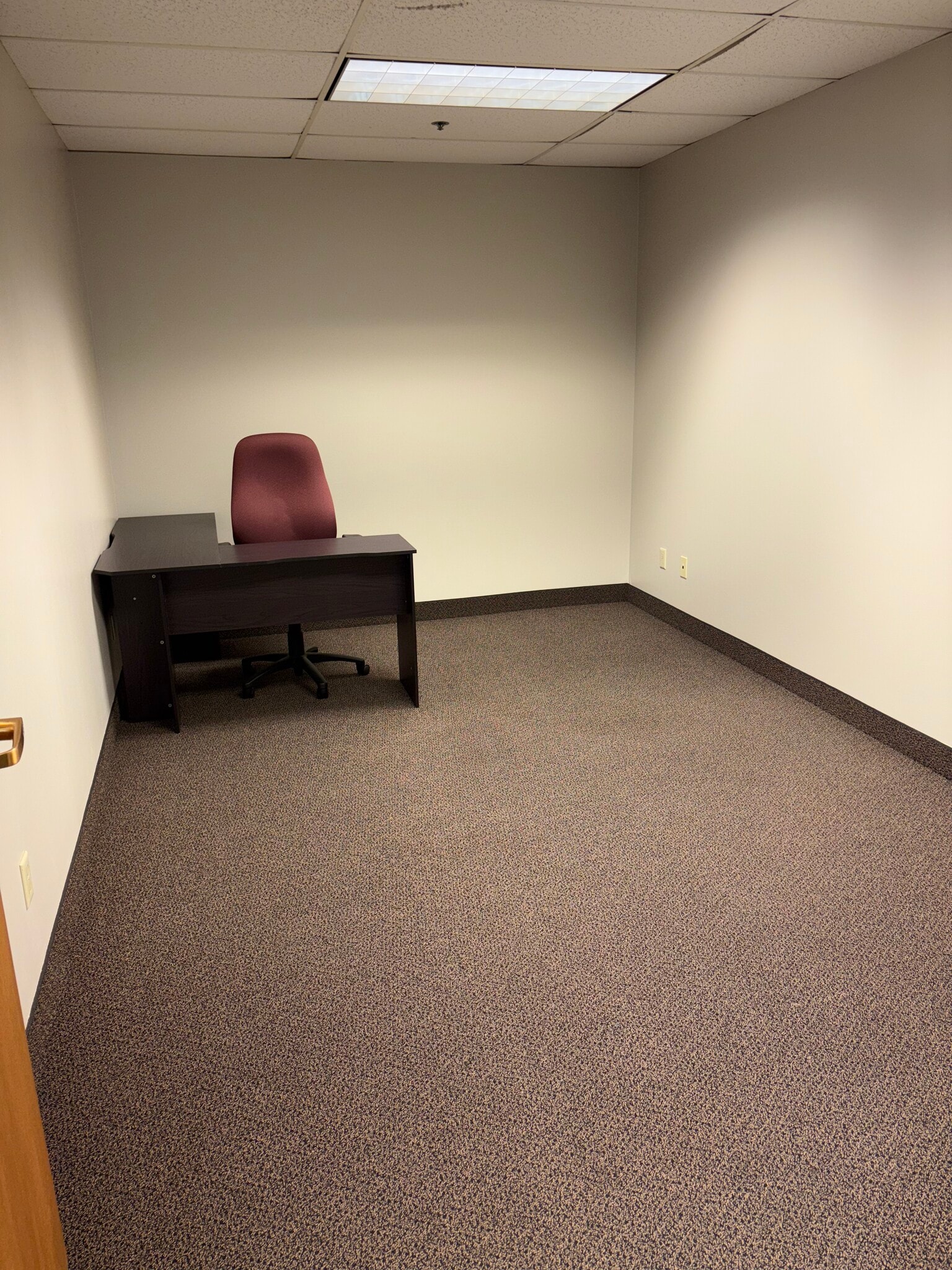 750 2nd St NE, Hopkins, MN à louer Photo intérieure– Image 1 sur 2