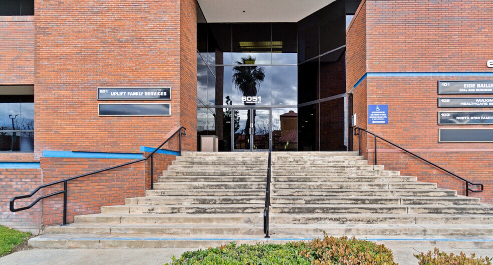 6051 N Fresno St, Fresno, CA à louer - Photo de l’immeuble – Image 2 sur 10